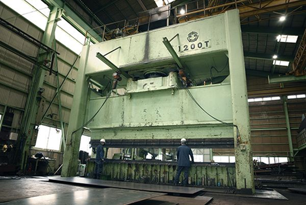 株式会社森井鉄工所様　お客様の声「特殊鋼厚板の曲げ加工と材料調達を支える、信頼できるパートナー」